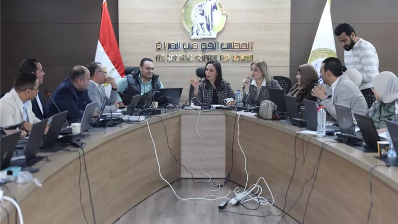 مايا مرسى تتفقد غرفة العمليات المركزية لمتابعة مشاركة المرأة بالانتخابات الرئاسية