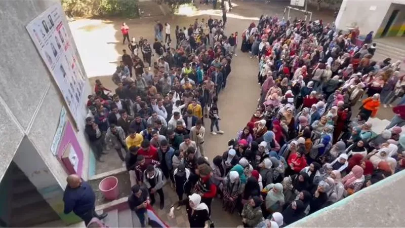 تصويت الطلبة المغتربين بجامعة سوهاج في معهد علي بن ابي طالب