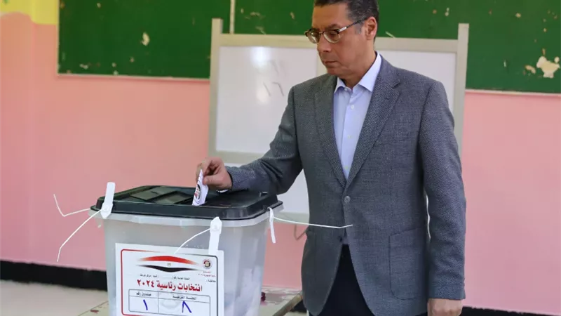 انتخابات الرئاسة 2024.. ياسر قمر يدلي بصوته بالقاهرة الجديدة