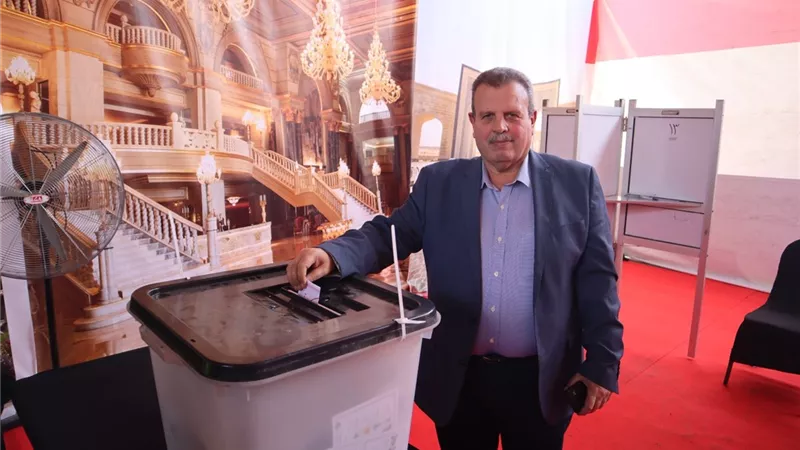 رئيس السكة الحديد يدلى بصوته فى الانتخابات الرئاسية بمحظة مصر