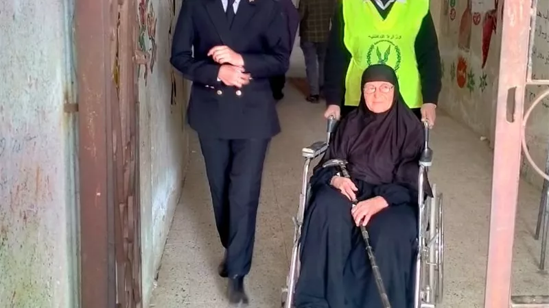 لليوم التالى.. الداخلية تواصل تأمين عملية الإقتراع وتقدم المساعدة للناخبين
