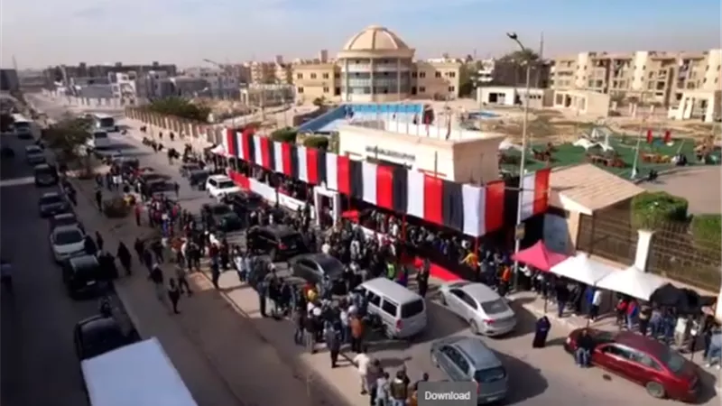 حشود الناخبين أمام لجنة مركز شباب الحي 11 بمدينة 6 أكتوبر للمشارك