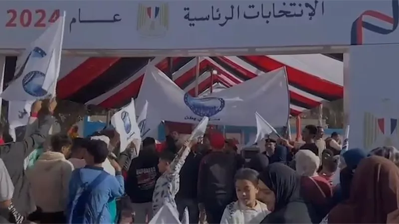 ناخبون اسنا يحتشدون امام لجان الاقتراع فى مشهد حضارى