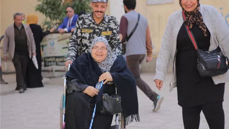 رئيس لجنة منشية التحرير يتوجه خارجًا للحصول علي تصويت سيدة قعيده
