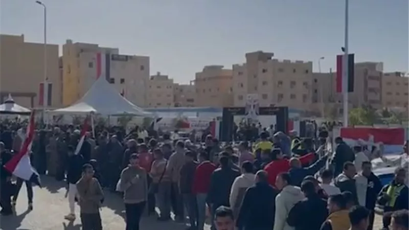 الناخبون بالقطامية يواصلون التوافد على لجان الانتخابات