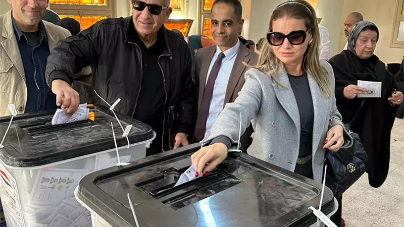 رئيس النادى المصرى يدلى بصوته فى الانتخابات الرئاسية على عكازين