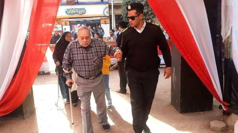 ضباط الزاويه الحمراء يساندون كبار السن بلجان الاقتراع