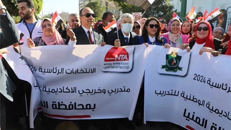 محافظ المنيا يتقدم مسيرة لحث المواطنين علي المشاركة في الانتخابات