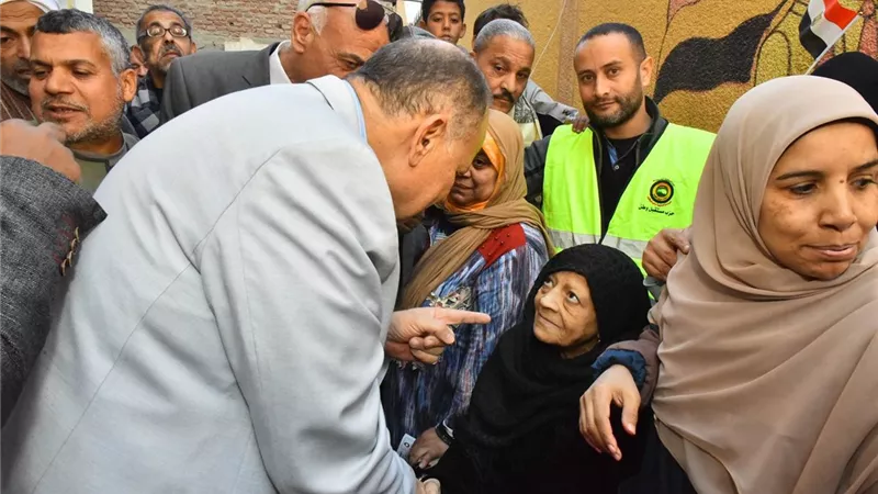 محافظ أسيوط يتفقد اللجان الانتخابية بأبنوب وسط أجواء كرنفالية