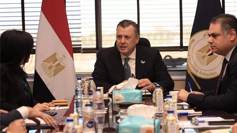 وزيرالآثار يبحث آليات دفع الحركة السياحية الوافدة من إسبانيا لمصر