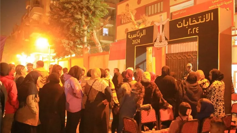 تواصل توافد الناخبين على لجان الاقتراع بشبرا