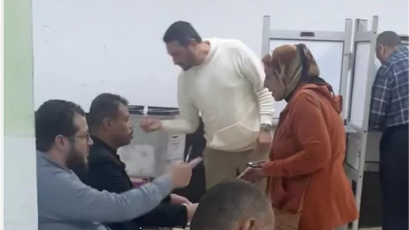 شاهد بالصور.. مدير منتخب مصر يدلي بصوته في الانتخابات الرئاسية