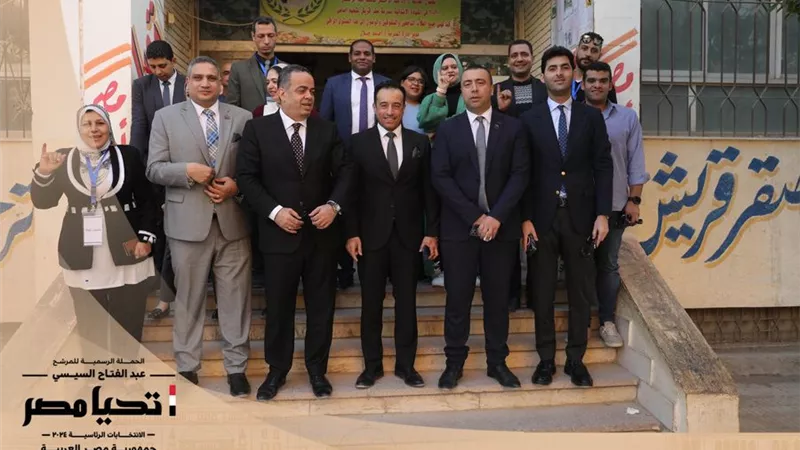 أعضاء حملة المرشح الرئاسي عبد الفتاح السيسي يدلون بأصواتهم