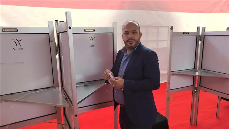 رئيس نقابة للاتصالات يدلي بصوته في الانتخابات الرئاسية