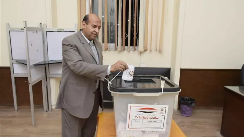مدير الطب البيطري والعاملين بالمنيا يدلون بأصواتهم