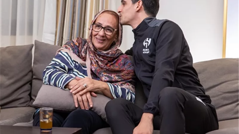 بونو يحتفل بجائزة الأفضل فى قارة أفريقيا مع والدته - شاهد الصور