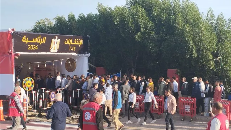 ناخبو الغردقة يواصلون التوافد على لجان الاقتراع