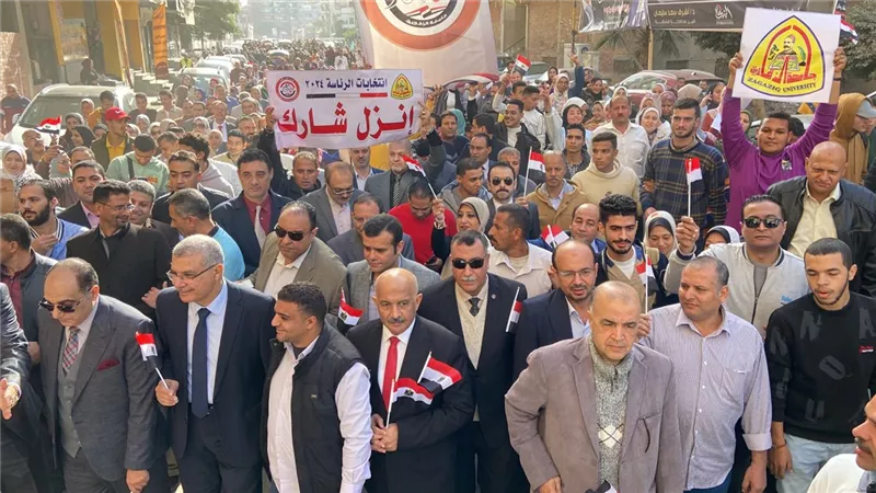مسيرة حاشدة لطلاب جامعة الزقازيق لحث المواطنين علي التصويت