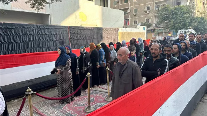 طوابير الناخبين بلجان حدائق حلوان فى انتظار بدء عملية التصويت
