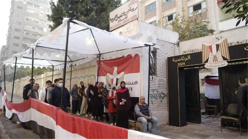 اقبال الناخبين على لجنة ابن النفيس بمدينة نصر مع انطلاق التصويت فى انتخابات الرئاسة