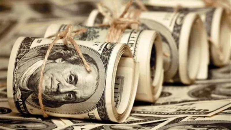 الدولار يتراجع وسط ترقب لبيانات التضخم الأمريكية