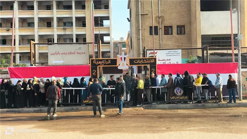 طوابير الناخبين امام مدرسة السلام الابتدائية استعداد للإدلاء بأصواتهم