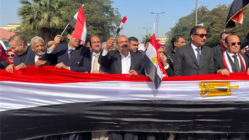 سلومة وعمران يقودان مسيرة لرجال التعليم للتصويت في اليوم الثالث