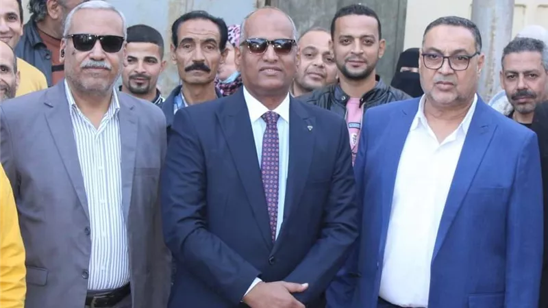 مدير تعليم المنيا يقود مسيرة مع العاملين بمديرية التربية والتعليم