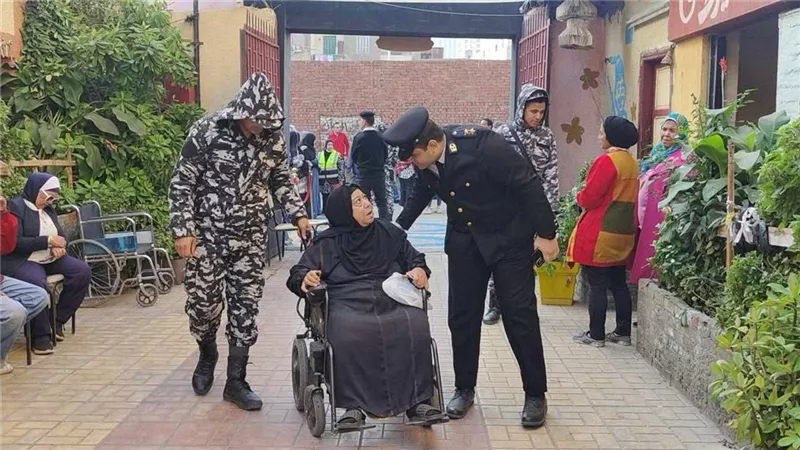 الشرطة تساعد كبار السن للإدلاء بأصواتهم فى ثالث ايام الانتخابات