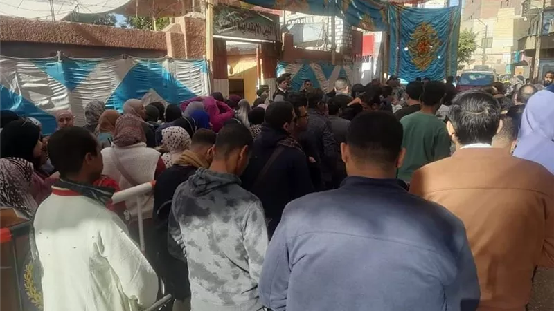 السوهاجية يحتشدون أمام اللجان للمشاركة في الانتخابات الرئاسية