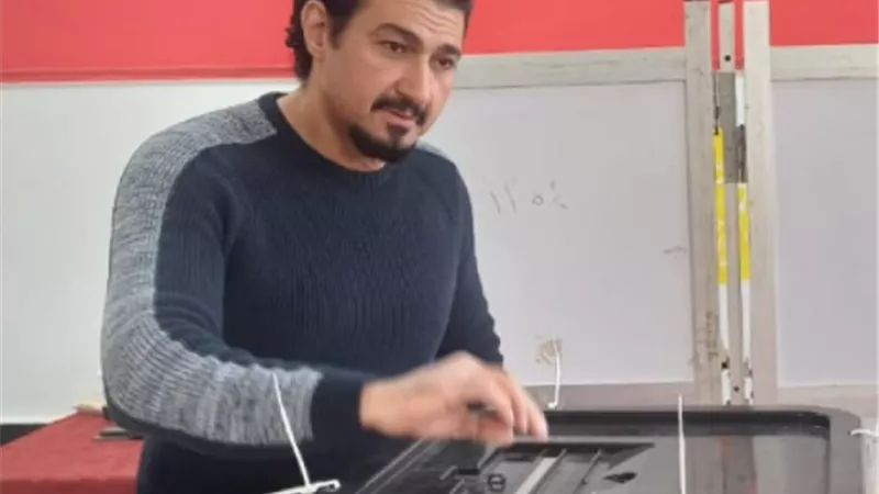 بالصور.. ياسر جلال يدلى بصوته بالقرية السياحية بالجيزة