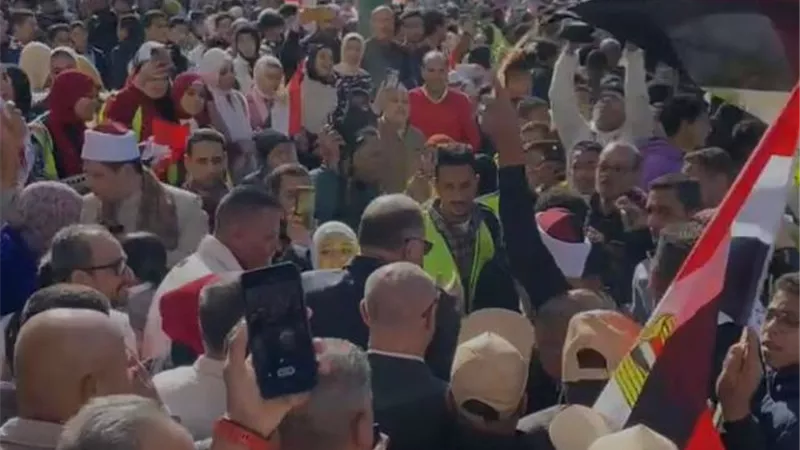 أعلام مصر تتقدم مسيرة من أمام محافظة أسيوط نحو اللجان الانتخابية