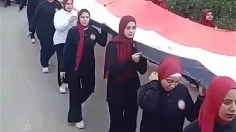 علم مصر يتقدم مسيرة حاشدة من جامعة دمنهور فى اليوم الثالث للانتخابات