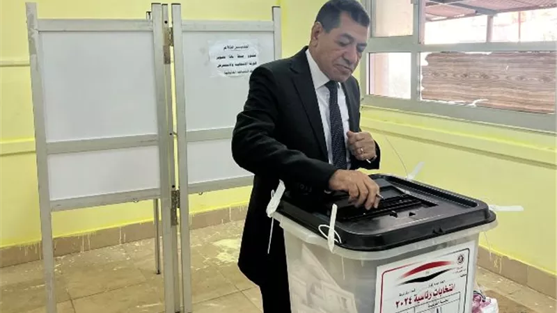رئيس محكمة استئناف القاهرة يدلي بصوته في الانتخابات الرئاسية