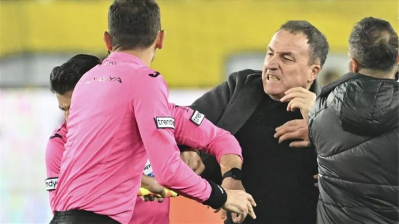تعليق الدوري التركي بعد حادثة الاعتداء على حكم