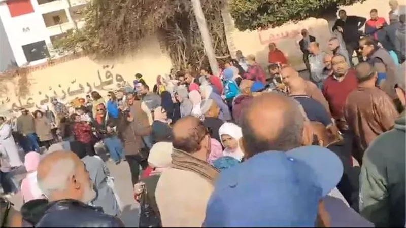 اقبال الناخبين على لجنة طبري الحجاز للإدلاء بصوتهم في الانتخابات