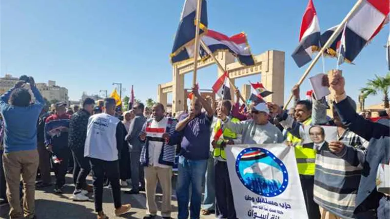 مسيرة حاشدة باسوان ثالث ايام الانتخابات للادلاء باصواتهم