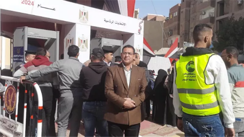 رئيس حي الأربعين يتفقد محيط لجان الانتخابات