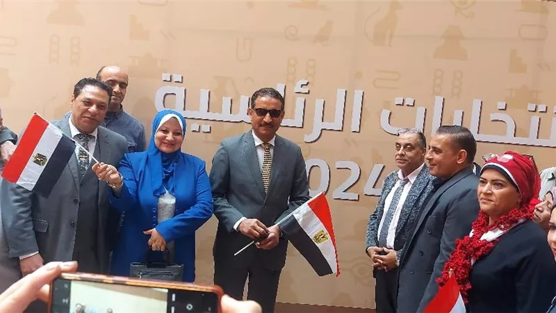 مدير تعليم الجيزة يدلى بصوته بلجنة مدرسة الفؤاد بالهرم