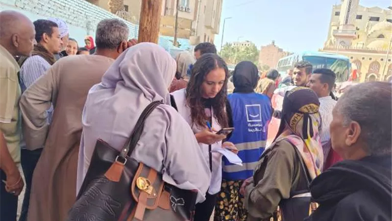 شباب حياة كريمة يساعد الناخبين لمعرفة اللجان الانتخابية بأسوان
