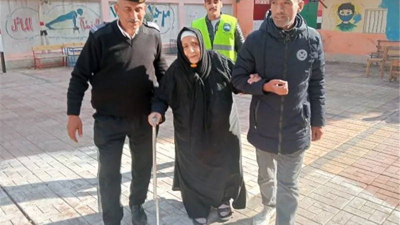 رجال الشرطة يساعدون الحالات الخاصة فى الانتخابات بحدائق القبة