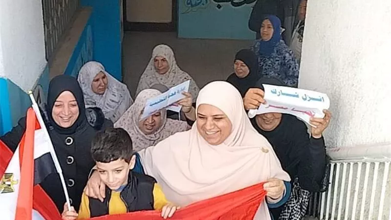 وسط أجواء وطنية مميزة.. رجال وسيدات الشرقية يتوافدون على اللجان ا