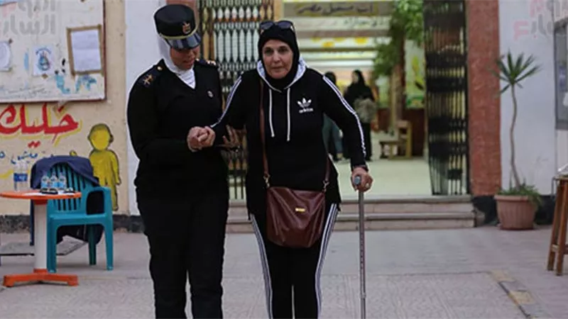 لفتة إنسانية.. الشرطة النسائية تساعد كبار السن في لجان الانتخابات