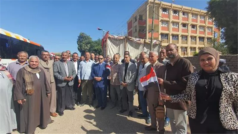 وكيل تعليم الأقصر يقود مسيرة فى حب مصر