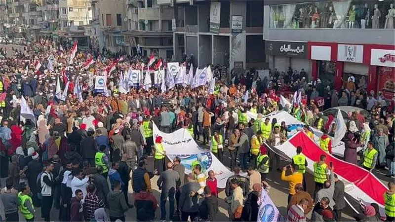 مسيرة حاشدة لمستقبل وطن تجوب شوارع دمياط نحو اللجان الانتخابية