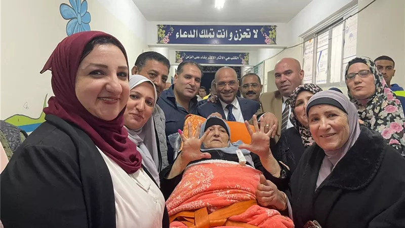 إسعاف المنوفية تنقل عجوز 80 عاماً للإدلاء بصوتها في الإنتخابات