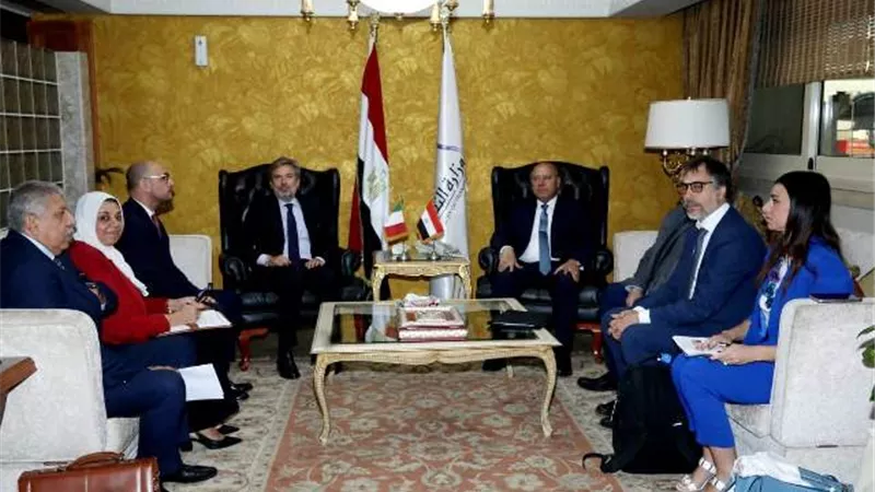 وزير النقل يبحث مع السفير الإيطالى افتتاح خط الحاصلات الزراعية