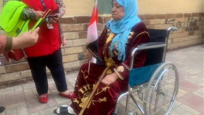 رغم الاعاقة والمرض حضرت لرد الجميل