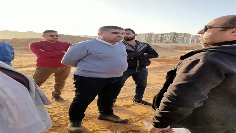 رئيس جهاز مدينة الشيخ زايد يتفقد أعمال تنفيذ الطرق بالمدينة