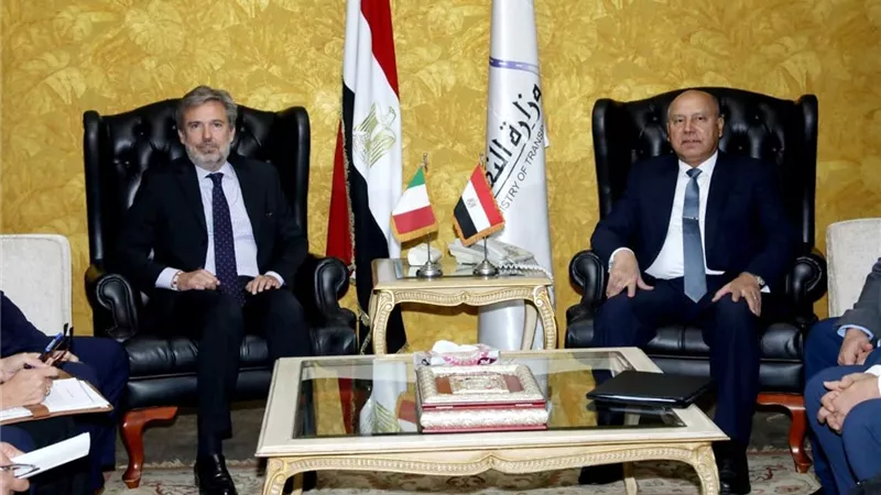 وزير النقل يبحث التعاون مع السفير الايطالي بالقاهرة